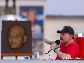 Presidente Daniel Ortega y Compañera Rosario Murillo entregan buses rusos a transportistas