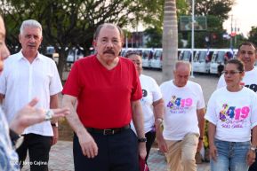 Presidente Daniel Ortega y Compañera Rosario Murillo entregan buses rusos a transportistas