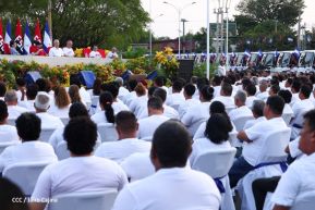 Presidente Daniel Ortega y Compañera Rosario Murillo entregan buses rusos a transportistas