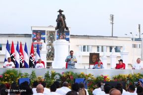 Presidente Daniel Ortega y Compañera Rosario Murillo entregan buses rusos a transportistas