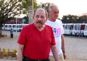 Presidente Daniel Ortega y Compañera Rosario Murillo entregan buses rusos a transportistas