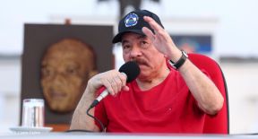 Presidente Daniel Ortega y Compañera Rosario Murillo entregan buses rusos a transportistas