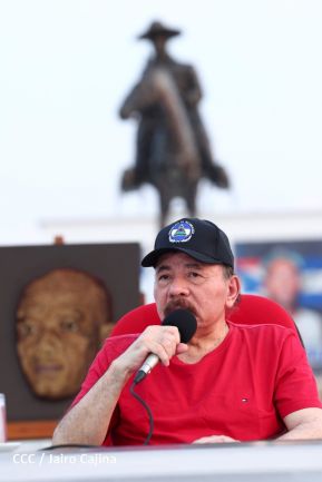 Presidente Daniel Ortega y Compañera Rosario Murillo entregan buses rusos a transportistas