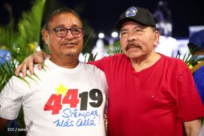 Presidente Daniel Ortega y Compañera Rosario Murillo entregan buses rusos a transportistas