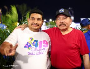Presidente Daniel Ortega y Compañera Rosario Murillo entregan buses rusos a transportistas