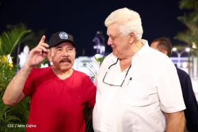 Presidente Daniel Ortega y Compañera Rosario Murillo entregan buses rusos a transportistas