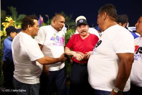 Presidente Daniel Ortega y Compañera Rosario Murillo entregan buses rusos a transportistas