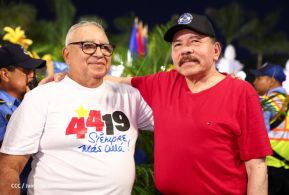 Presidente Daniel Ortega y Compañera Rosario Murillo entregan buses rusos a transportistas