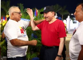 Presidente Daniel Ortega y Compañera Rosario Murillo entregan buses rusos a transportistas