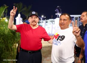 Presidente Daniel Ortega y Compañera Rosario Murillo entregan buses rusos a transportistas