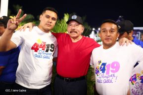 Presidente Daniel Ortega y Compañera Rosario Murillo entregan buses rusos a transportistas