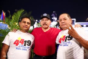 Presidente Daniel Ortega y Compañera Rosario Murillo entregan buses rusos a transportistas