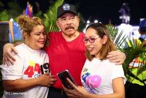 Presidente Daniel Ortega y Compañera Rosario Murillo entregan buses rusos a transportistas