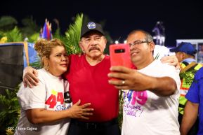 Presidente Daniel Ortega y Compañera Rosario Murillo entregan buses rusos a transportistas