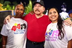 Presidente Daniel Ortega y Compañera Rosario Murillo entregan buses rusos a transportistas