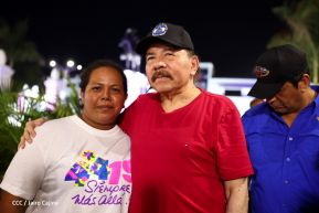 Presidente Daniel Ortega y Compañera Rosario Murillo entregan buses rusos a transportistas