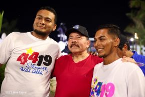 Presidente Daniel Ortega y Compañera Rosario Murillo entregan buses rusos a transportistas