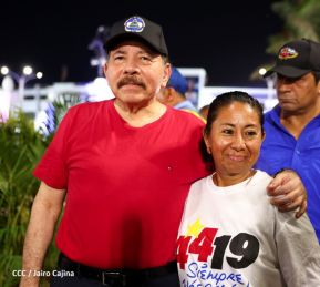 Presidente Daniel Ortega y Compañera Rosario Murillo entregan buses rusos a transportistas