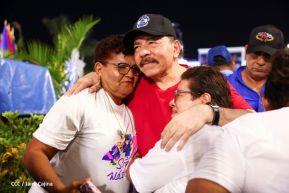 Presidente Daniel Ortega y Compañera Rosario Murillo entregan buses rusos a transportistas