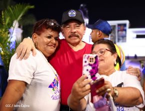 Presidente Daniel Ortega y Compañera Rosario Murillo entregan buses rusos a transportistas