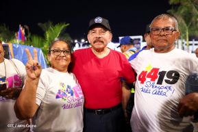 Presidente Daniel Ortega y Compañera Rosario Murillo entregan buses rusos a transportistas