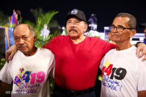 Presidente Daniel Ortega y Compañera Rosario Murillo entregan buses rusos a transportistas