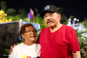 Presidente Daniel Ortega y Compañera Rosario Murillo entregan buses rusos a transportistas