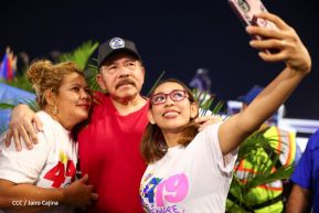 Presidente Daniel Ortega y Compañera Rosario Murillo entregan buses rusos a transportistas