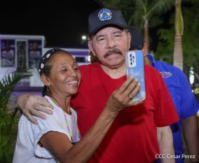 Presidente Daniel Ortega y Compañera Rosario Murillo entregan buses rusos a transportistas