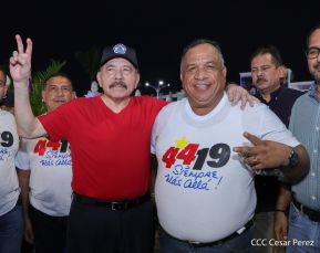 Presidente Daniel Ortega y Compañera Rosario Murillo entregan buses rusos a transportistas