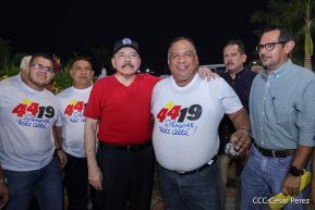 Presidente Daniel Ortega y Compañera Rosario Murillo entregan buses rusos a transportistas