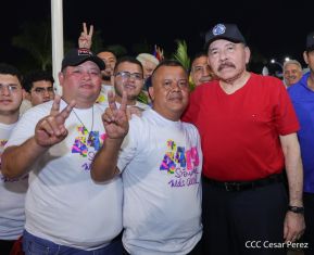 Presidente Daniel Ortega y Compañera Rosario Murillo entregan buses rusos a transportistas