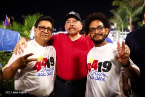 Presidente Daniel Ortega y Compañera Rosario Murillo entregan buses rusos a transportistas