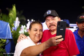 Presidente Daniel Ortega y Compañera Rosario Murillo entregan buses rusos a transportistas