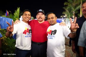 Presidente Daniel Ortega y Compañera Rosario Murillo entregan buses rusos a transportistas