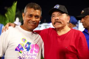 Presidente Daniel Ortega y Compañera Rosario Murillo entregan buses rusos a transportistas