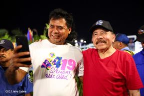 Presidente Daniel Ortega y Compañera Rosario Murillo entregan buses rusos a transportistas