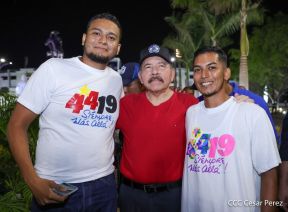 Presidente Daniel Ortega y Compañera Rosario Murillo entregan buses rusos a transportistas