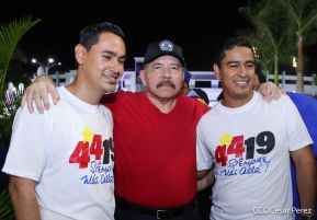 Presidente Daniel Ortega y Compañera Rosario Murillo entregan buses rusos a transportistas