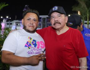 Presidente Daniel Ortega y Compañera Rosario Murillo entregan buses rusos a transportistas