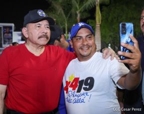 Presidente Daniel Ortega y Compañera Rosario Murillo entregan buses rusos a transportistas