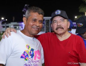 Presidente Daniel Ortega y Compañera Rosario Murillo entregan buses rusos a transportistas