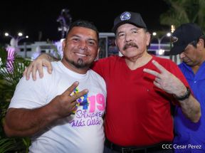 Presidente Daniel Ortega y Compañera Rosario Murillo entregan buses rusos a transportistas