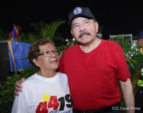 Presidente Daniel Ortega y Compañera Rosario Murillo entregan buses rusos a transportistas