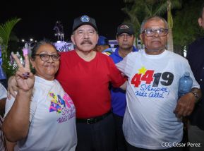 Presidente Daniel Ortega y Compañera Rosario Murillo entregan buses rusos a transportistas