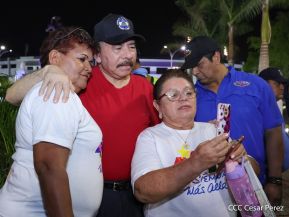 Presidente Daniel Ortega y Compañera Rosario Murillo entregan buses rusos a transportistas