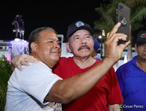 Presidente Daniel Ortega y Compañera Rosario Murillo entregan buses rusos a transportistas