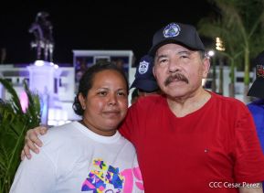 Presidente Daniel Ortega y Compañera Rosario Murillo entregan buses rusos a transportistas