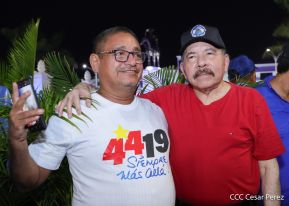 Presidente Daniel Ortega y Compañera Rosario Murillo entregan buses rusos a transportistas