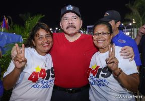 Presidente Daniel Ortega y Compañera Rosario Murillo entregan buses rusos a transportistas